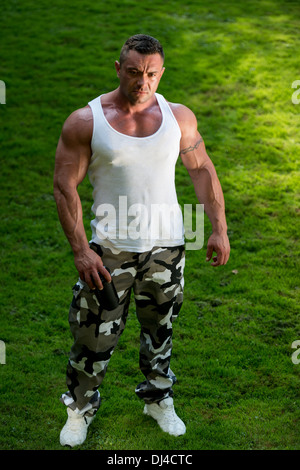 Uomo appoggiato e azienda Protein Shake Foto Stock