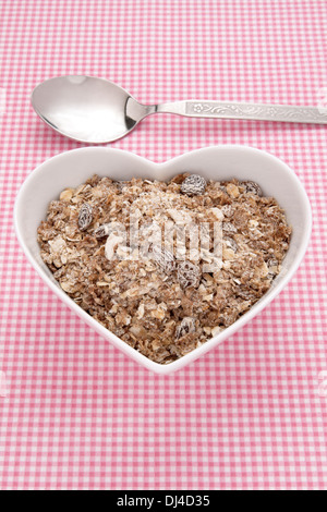 Muesli in un cuore ciotola sagomata Foto Stock