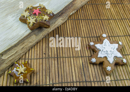 Tradizionale a forma di fiocco di neve Natale gingerbread cookie Foto Stock