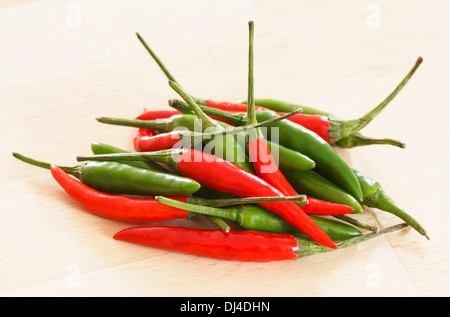 Pila di Birds Eye chilis Foto Stock