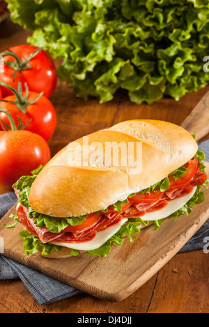 Casalingo Italiano Sub Sandwich con salame, pomodori e lattuga Foto Stock