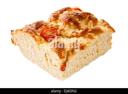 Formaggio e pomodoro focaccia pane tagliato fuori su bianco Foto Stock