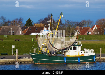 Attività di pesca del granchio barca nel porto Greetsiel Foto Stock