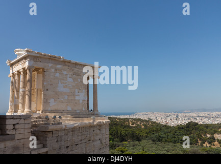 Il Tempio di Atena Nike sull'Acropoli di Atene, Grecia con la Grecia antica città dietro. Foto Stock