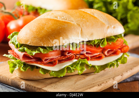 Casalingo Italiano Sub Sandwich con salame, pomodori e lattuga Foto Stock