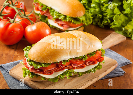 Casalingo Italiano Sub Sandwich con salame, pomodori e lattuga Foto Stock