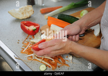 La preparazione di ortaggi Foto Stock