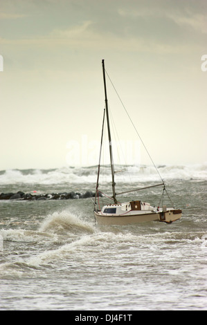 Imbarcazione a vela in corrispondenza di Rhosneigr Anglesey North Wales UK Foto Stock