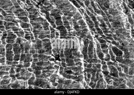 Rete sotto l'acqua in bianco e nero Foto Stock