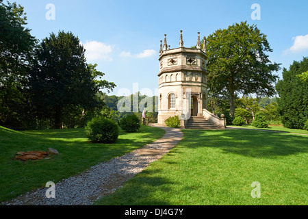 Una follia sui terreni del monastero cistercense Fountains Abbey North Yorkshire, Inghilterra. Foto Stock