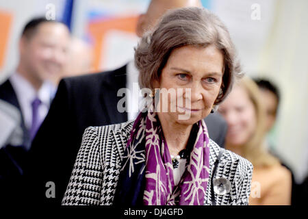 South Bronx, NY, STATI UNITI D'AMERICA . Xx Nov, 2013. Sua Maestà la regina Sofia di Spagna in visita nella scuola media del South Bronx (MS-223) il 20 novembre 2013 in New York City. Credito: dpa picture alliance/Alamy Live News Foto Stock