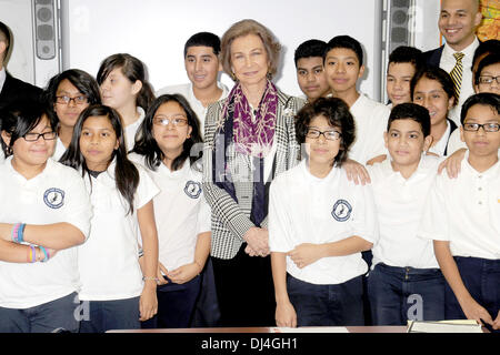 South Bronx, NY, STATI UNITI D'AMERICA . Xx Nov, 2013. Sua Maestà la regina Sofia di Spagna in visita nella scuola media del South Bronx (MS-223) il 20 novembre 2013 in New York City. Credito: dpa picture alliance/Alamy Live News Foto Stock