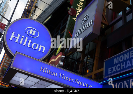 Hilton Times Square Hotel segno sulla West 42nd Street, NYC Foto Stock