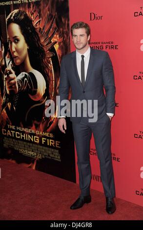 New York, NY, STATI UNITI D'AMERICA. Xx Nov, 2013. Liam Hemsworth presso gli arrivi per la fame di giochi: incendio Premiere, AMC Lincoln Square, New York, NY Novembre 20, 2013. Credito: Kristin Callahan/Everett raccolta/Alamy Live News Foto Stock