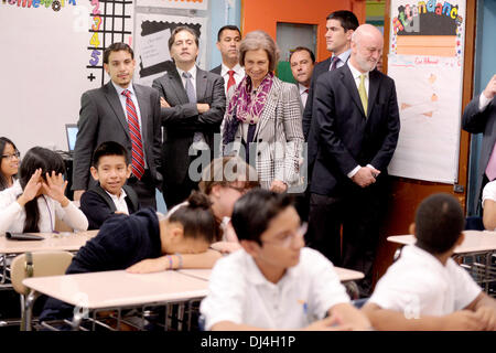 South Bronx, NY, STATI UNITI D'AMERICA . Xx Nov, 2013. Sua Maestà la regina Sofia di Spagna in visita nella scuola media del South Bronx (MS-223) il 20 novembre 2013 in New York City. Credito: dpa picture alliance/Alamy Live News Foto Stock