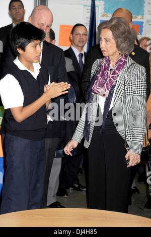 South Bronx, NY, STATI UNITI D'AMERICA . Xx Nov, 2013. Sua Maestà la regina Sofia di Spagna in visita nella scuola media del South Bronx (MS-223) il 20 novembre 2013 in New York City. Credito: dpa picture alliance/Alamy Live News Foto Stock