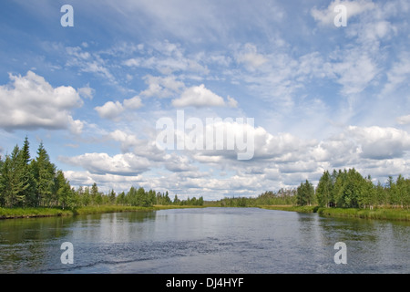 Il paesaggio del lago Karelian e il cielo con le nuvole Foto Stock