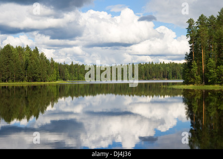 Il paesaggio del lago Karelian e il cielo con le nuvole Foto Stock