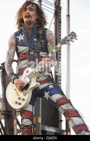 Pryor, Oklahoma, Stati Uniti d'America. 26 Maggio, 2012. Il cantante Justin Hawkins delle tenebre suona presso il Rave a Milwaukee nel Wisconsin © Daniel DeSlover/ZUMAPRESS.com/Alamy Live News Foto Stock