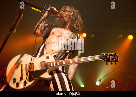 Milwaukee, Wisconsin, Stati Uniti d'America. 26 gen, 2013. Il cantante Justin Hawkins delle tenebre suona presso il Rave a Milwaukee nel Wisconsin © Daniel DeSlover/ZUMAPRESS.com/Alamy Live News Foto Stock