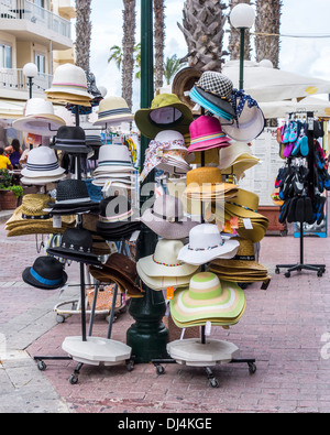 Le attrazioni di, affacciato, attorno e sull' isola di Malta: Retail tourist hat stand. Repubblica di Malta, Maltese Mare Mediterraneo Europa hat stand Foto Stock