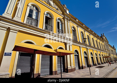 Il Brasile, Porto Alegre: vista esterna dello storico mercato pubblico Hall (Mercado Público) di domenica Foto Stock