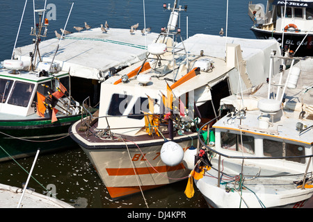 Barche da pesca nel porto di Boulogne-sur-Mer Foto Stock