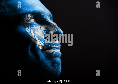 Uomo con la bandiera delle Nazioni Unite Foto Stock
