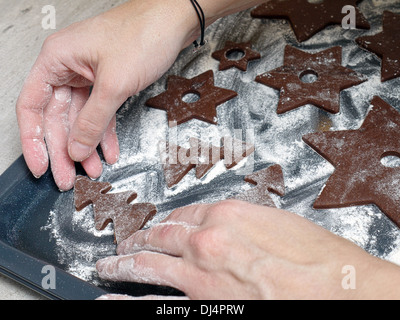 Fatta in Casa natale gingerbread cookies essendo posto su una teglia da forno Foto Stock