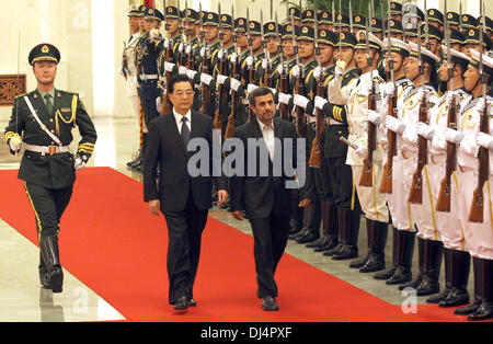 Pechino, Cina. 8 Giugno, 2012. Il presidente cinese Hu Jintao e il Presidente dell'Iran Mahmoud Ahmadinejad assistere ad una cerimonia di benvenuto nella Grande Sala del Popolo di Pechino il 8 giugno 2012. Il premier cinese Wen Jiabao Mercoledì ha raccontato la visita Ahmadinejad che Pechino si oppone a qualsiasi paese del Medio Oriente che cercano di acquisire armi nucleari, l'ufficiale cinese Xinhua News Agency ha riferito. © Stephen rasoio/ZUMAPRESS.com/Alamy Live News Foto Stock