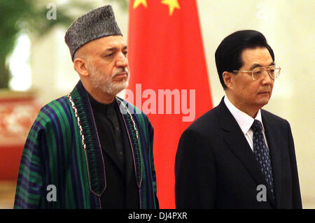 Pechino, Cina. 8 Giugno, 2012. Il presidente cinese Hu Jintao e il Presidente afgano Hamid Karzai a partecipare a una cerimonia di benvenuto nella Grande Sala del Popolo di Pechino il 8 giugno 2012. Hu ha detto a Karzai il venerdì che la Cina fornirà "'sincere e disinteressato aiuto'' per l'Afghanistan, come ha accolto il paese a diventare un osservatore a livello regionale del blocco di sicurezza ancorato da Pechino e Mosca. © Stephen rasoio/ZUMAPRESS.com/Alamy Live News Foto Stock