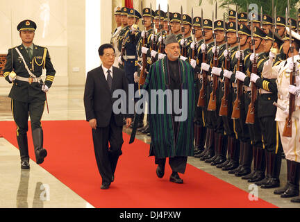 Pechino, Cina. 8 Giugno, 2012. Il presidente cinese Hu Jintao e il Presidente afgano Hamid Karzai a partecipare a una cerimonia di benvenuto nella Grande Sala del Popolo di Pechino il 8 giugno 2012. Hu ha detto a Karzai il venerdì che la Cina fornirà "'sincere e disinteressato aiuto'' per l'Afghanistan, come ha accolto il paese a diventare un osservatore a livello regionale del blocco di sicurezza ancorato da Pechino e Mosca. © Stephen rasoio/ZUMAPRESS.com/Alamy Live News Foto Stock