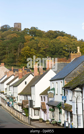 La High Street di Dunster village vicino a Minehead, Somerset, Inghilterra, Regno Unito Foto Stock