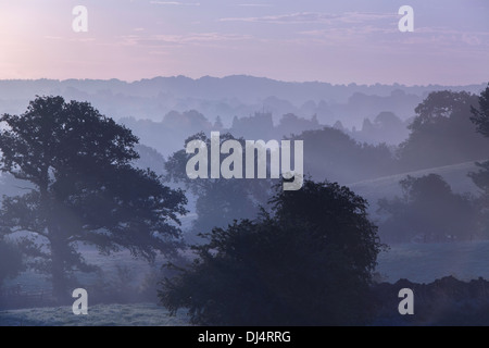 Foschia mattutina al di sopra del Worcestershire villaggio di Alvechurch, England, Regno Unito Foto Stock