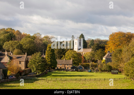 Autunno nel villaggio Costwold di Naunton, Gloucestershire, England, Regno Unito Foto Stock