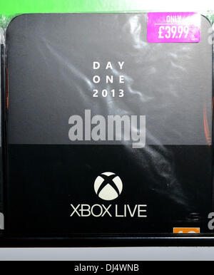 Londra REGNO UNITO XXI Nov 2013 : Charlie Pulbrook ottiene la sua mano sulla Xbox un lancio al Trocadero di Londra a Londra Credito: Vedere Li/Alamy Live News Foto Stock