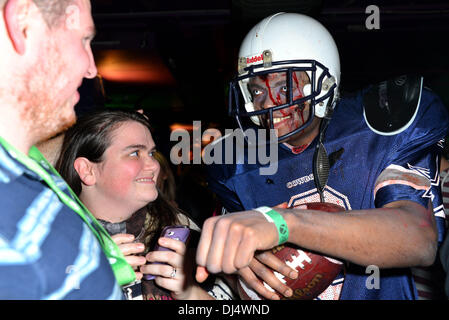 Londra REGNO UNITO XXI Nov 2013 : un giocatore di football americano a Xbox un lancio al Trocadero di Londra a Londra Credito: Vedere Li/Alamy Live News Foto Stock