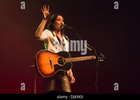 Glasgow, Scotland, Regno Unito. Il 21 novembre 2013. KT Tunstall, Scottish cantautore ha svolto un concerto al O2 Academy Glasgow 21 Novembre 2013 come parte del suo tour del Regno Unito per il suo quinto album in studio di impero invisibile // Mezzaluna. Ha vinto un Brit e un Ivor Novello award. Credito: Pauline Keightley/Alamy Live News Foto Stock