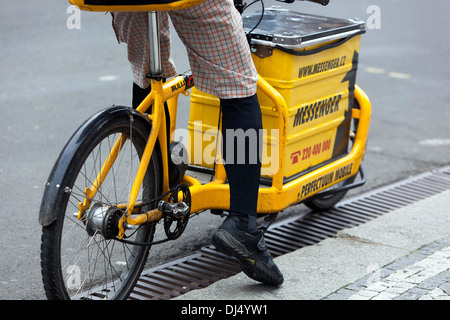 Motociclista, messaggero per biciclette, servizio di consegna in città, cargo bike Foto Stock