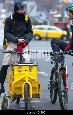 Biker, servizio di consegna biciclette messaggero nel centro di Praga, Repubblica Ceca, Europa Foto Stock