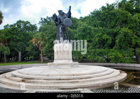 Accampati difensori della statua di Charleston a Battery Park e il punto di bianco Gardens Foto Stock