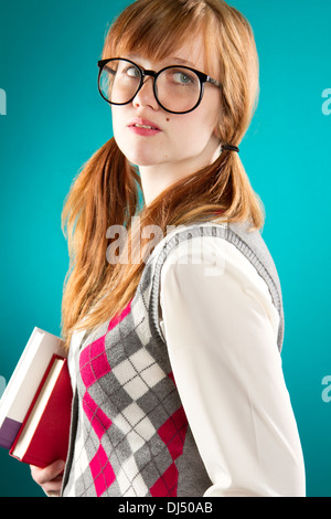 Piuttosto teenage School girl in bicchieri Foto Stock