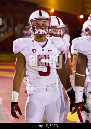 Los Angeles, CA, Stati Uniti d'America. Xvi Nov, 2013. Novembre 16, 2013 a Los Angeles, CA.Stanford di sicurezza (5) Devon Carrington passeggiate sul campo prima del PAC 12 gioco tra il quarto classificato Stanford cardinali e l'USC Trojans presso il Los Angeles Memorial Coliseum di Los Angeles, California. L'USC Trojans sconfitto la Stanford Cardinali 20-17.(Credito: Juan Lainez / MarinMedia / Cal Sport Media) © csm/Alamy Live News Foto Stock