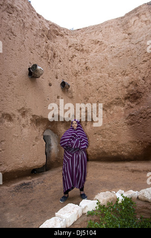 Donna berbera in una caverna di abitazione, Libia Foto Stock