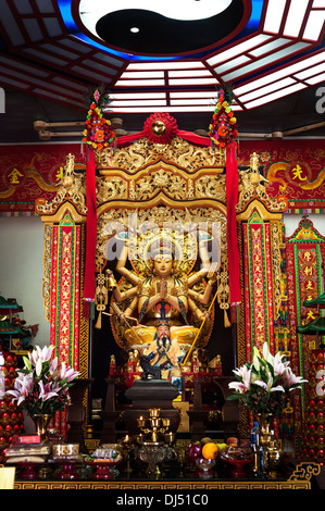 Statua dorata di una divinità taoista a che kung tempio, shatin Foto Stock