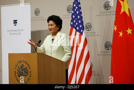 Washington DC, Stati Uniti d'America. Xxi Nov, 2013. Chinese Vice Premier Liu Yandong parla presso l'U.S. Istituto di pace a Washington DC, Stati Uniti, nov. 21, 2013. Chinese Vice Premier Liu Yandong giovedì ha sottolineato l importanza di scambi di persone tra il suo paese e gli Stati Uniti. Credito: Fang Zhe/Xinhua/Alamy Live News Foto Stock