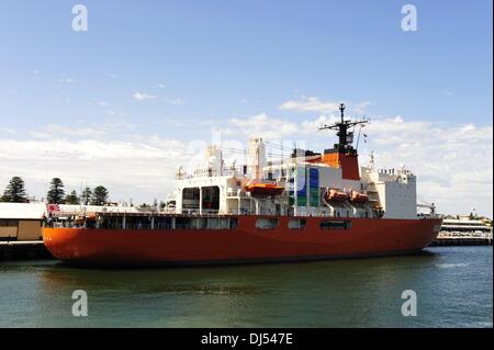 (131122) -- A BORDO XUELONG, nov. 22, 2013 (Xinhua) -- Giapponese Shirase rompighiaccio è ancorato a Fremantle, Australia, nov. 22, 2013. I cinesi la nave di ricerca e attività rompighiaccio Xuelong (Neve Dragon) si è incontrato con la nave Giapponese presso lo stesso porto in Australia, e sia di loro li lascerà per l'Antartide per condurre una spedizione scientifica. (Xinhua/Zhang Jiansong) (Ry) Foto Stock