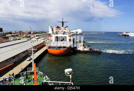 (131122) -- A BORDO XUELONG, nov. 22, 2013 (Xinhua) -- Giapponese Shirase rompighiaccio è spinto al dock in Fremantle, Australia, nov. 22, 2013. I cinesi la nave di ricerca e attività rompighiaccio Xuelong (Neve Dragon) si è incontrato con la nave Giapponese presso lo stesso porto in Australia, e sia di loro li lascerà per l'Antartide per condurre una spedizione scientifica. (Xinhua/Zhang Jiansong) (Ry) Foto Stock