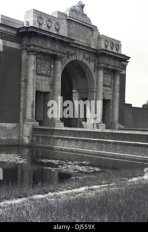 1930s, storico, vista del memoriale di guerra, la porta Menin, Ypres, Belgio. Inaugurato nel 1927, il monumento commemorativo ad arco dei dispersi è dedicato a quei soldati britannici e comuneath che sono stati uccisi a Ypres e le cui tombe sono sconosciute. Foto Stock