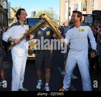 Robert Johnson Torchbearer 131 porta la fiamma olimpica attraverso Liverpool Liverpool, in Inghilterra - 01.06.12 Foto Stock